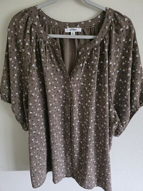 3rd & Malt ditsy floral print button-front blouse